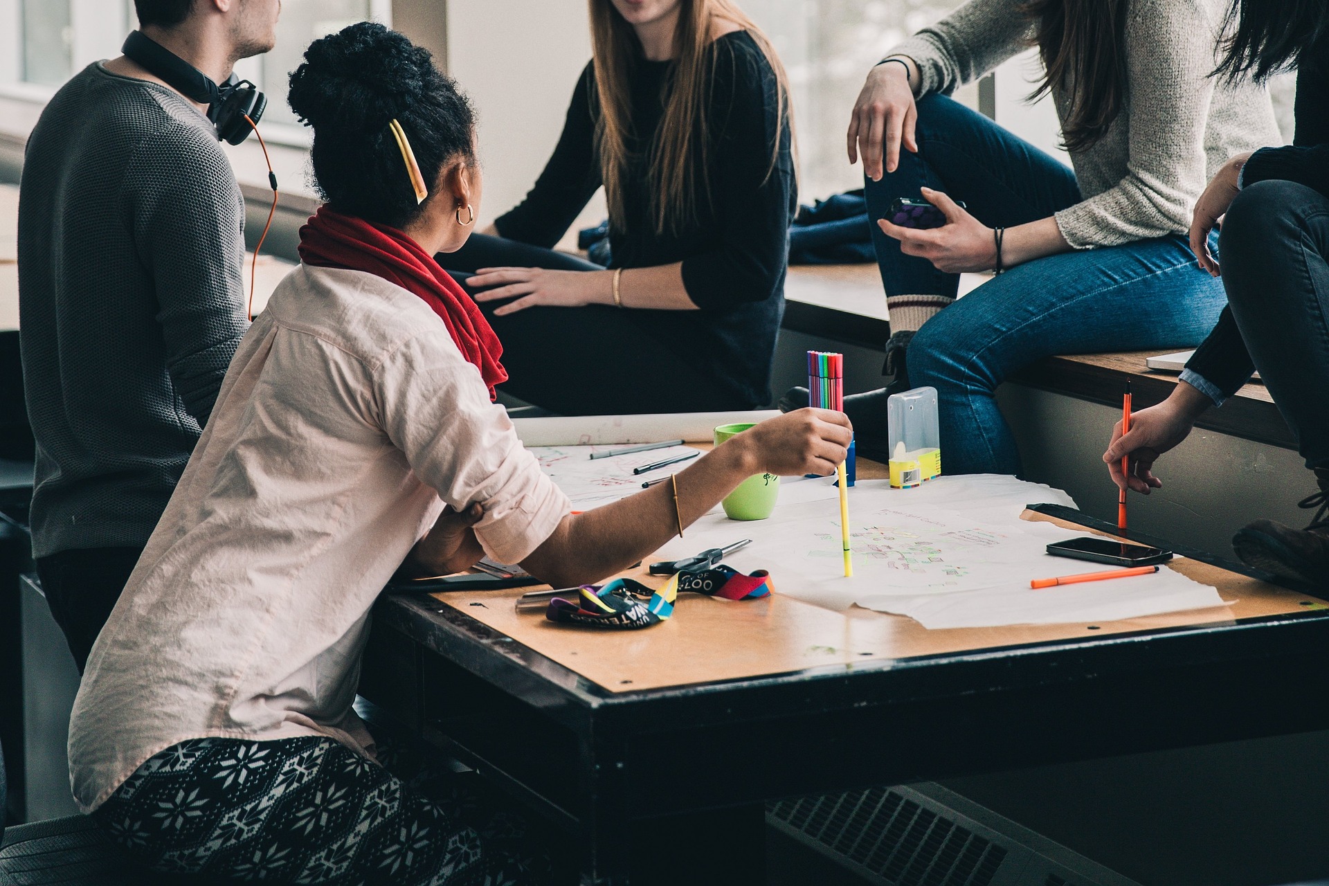 étudiants qui travaillent en groupe