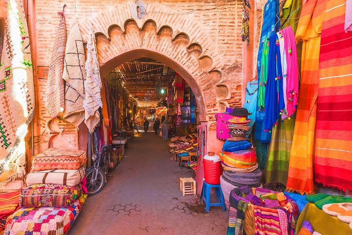 Activités culturelles et tradionnelles marocaine: des ruelles colorées d'une médina marocaine.