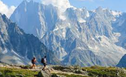 image de montagne avec deux personnes qui font une activité gratuite