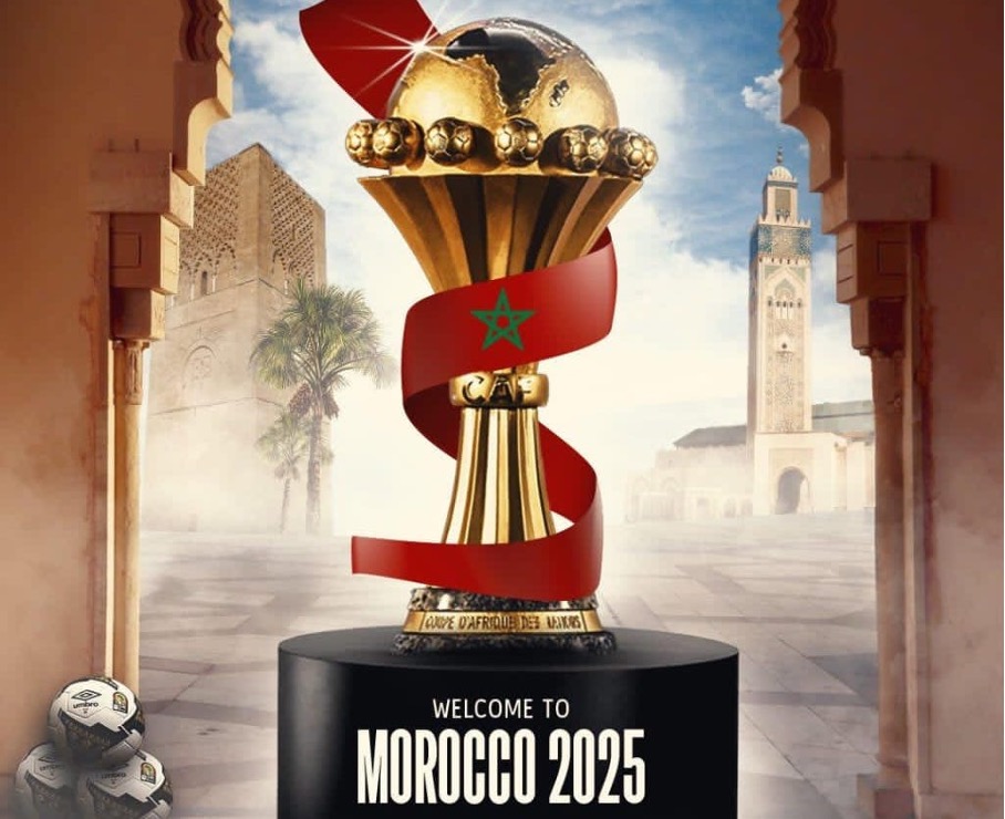 Affiche « Welcome to Morocco 2025 » avec la coupe d’Afrique entourée du drapeau marocain