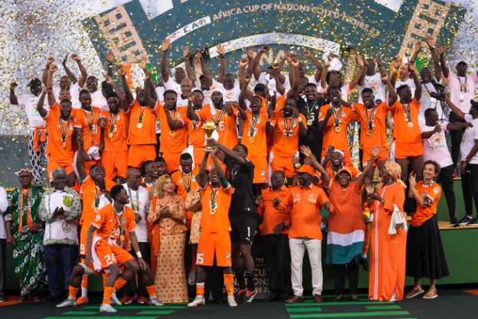 joueurs de la Côte d'Ivoire soulevant la coupe et levant les bras en l'air