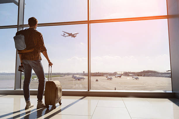 Homme dans un aeroport avec une valise