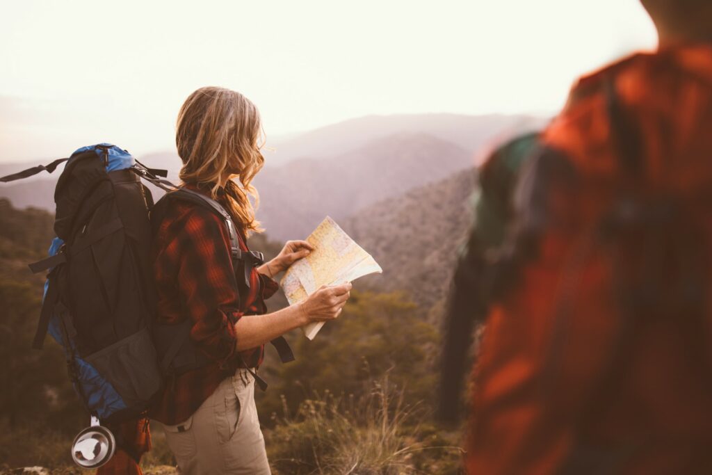 Femme avec un sac de voyage dans une montagne