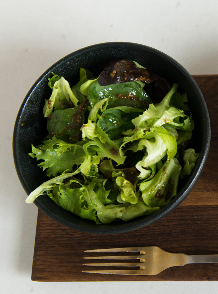 Salade verte classique avec feuilles de laitue