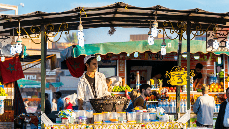 Manger dans la rue : Authentique cuisine marocaine.