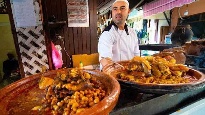 Street food au Maroc : Un festin abordable de saveurs.