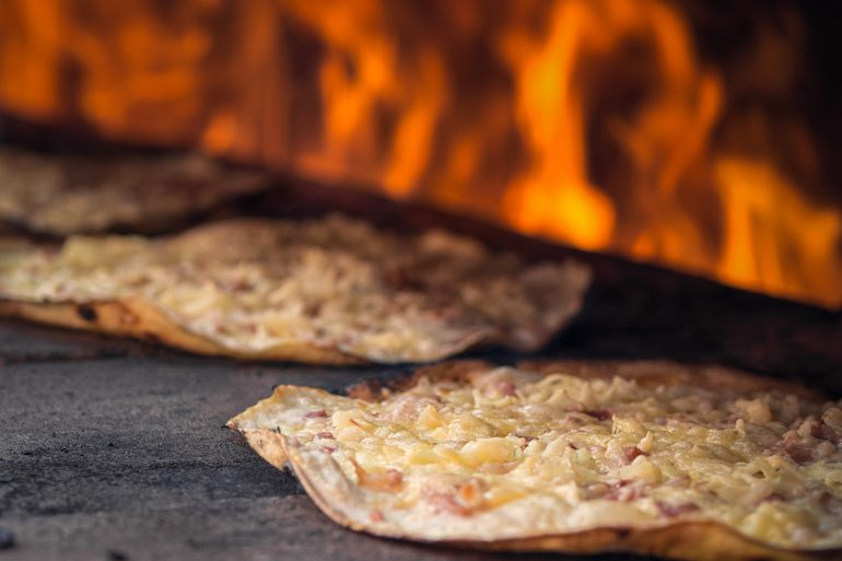 Tarte flambée au feu de bois croustillante et dorée